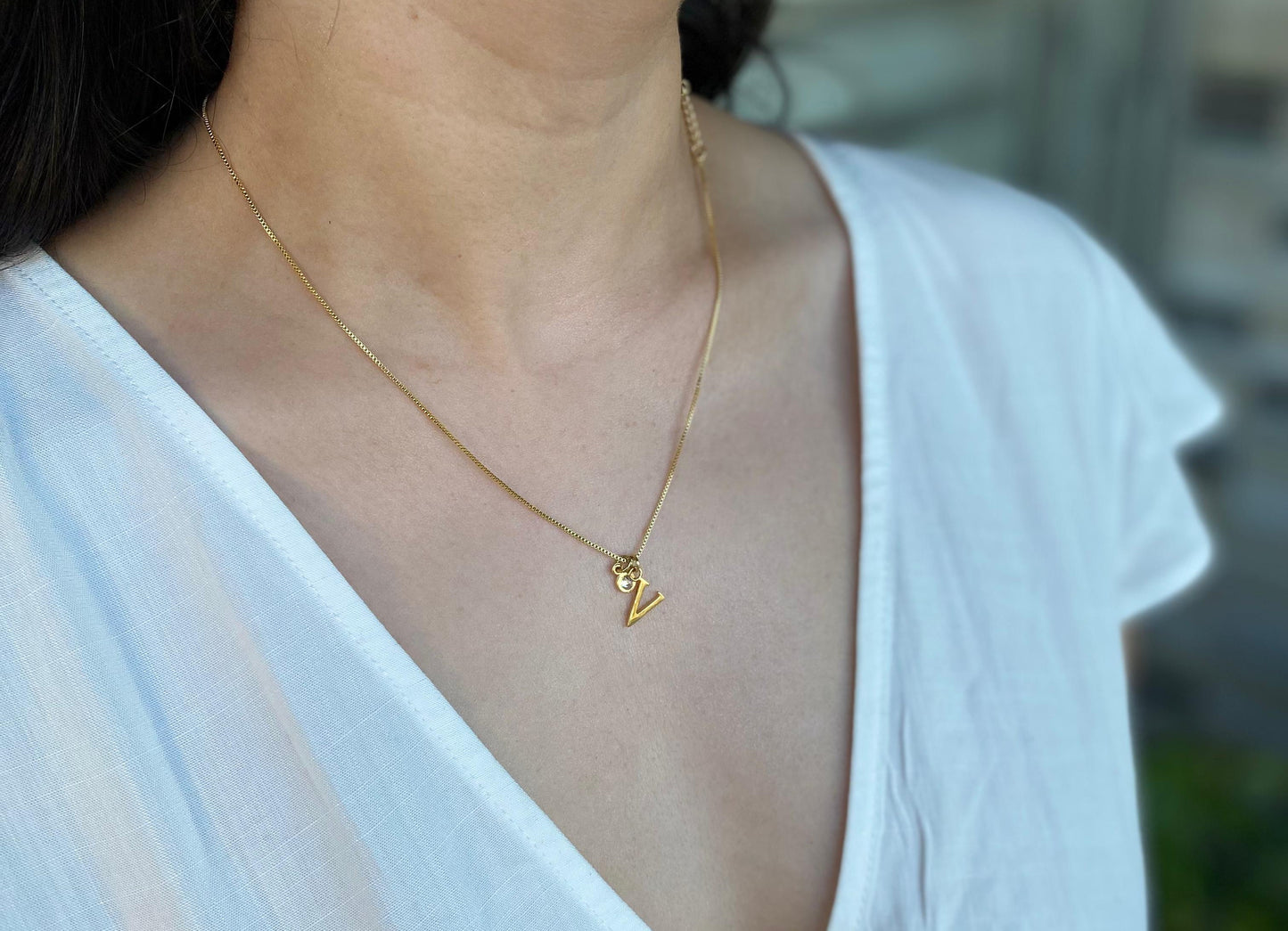 Collar inicial con punto de luz