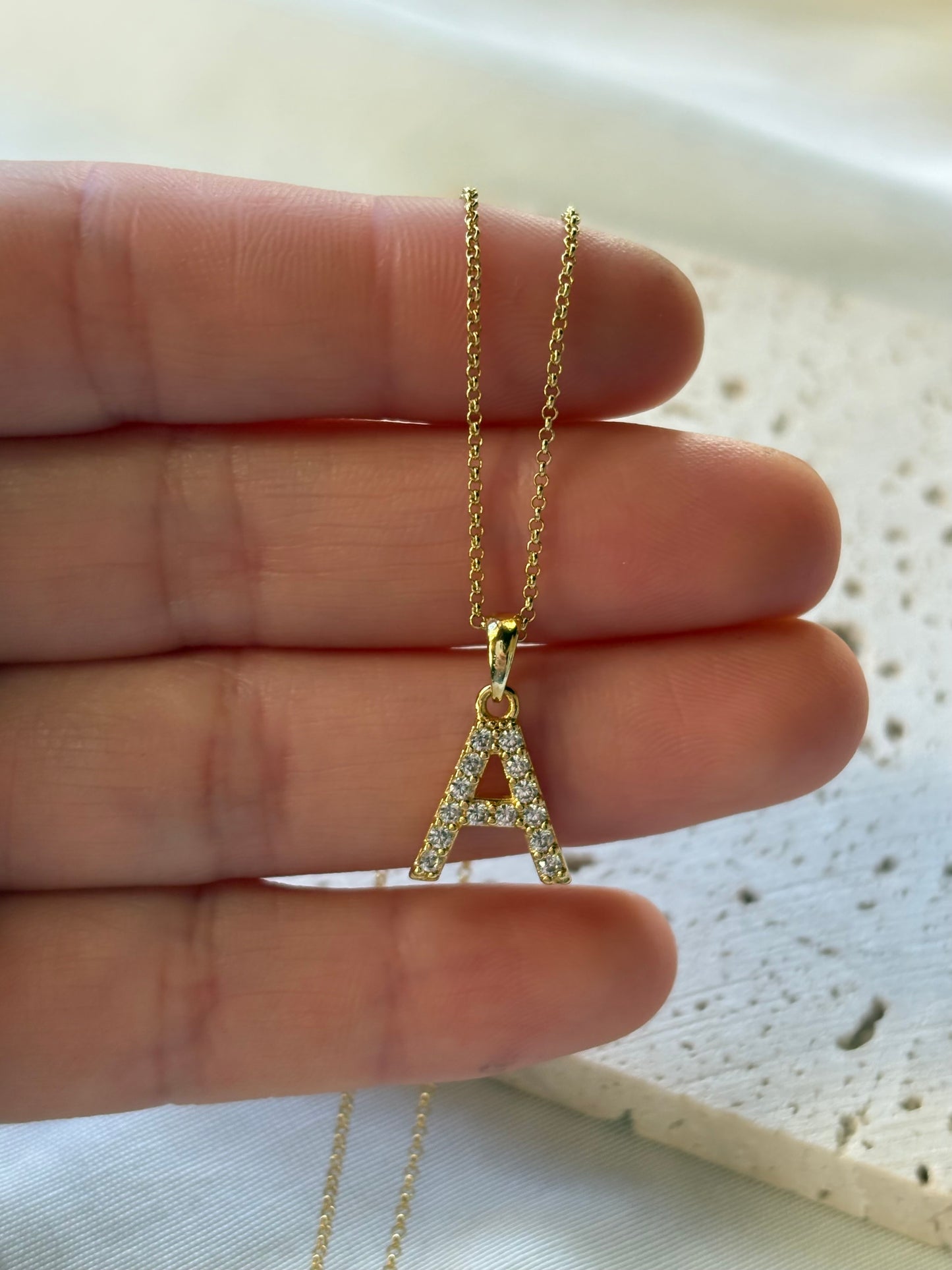 Collar inicial con circones