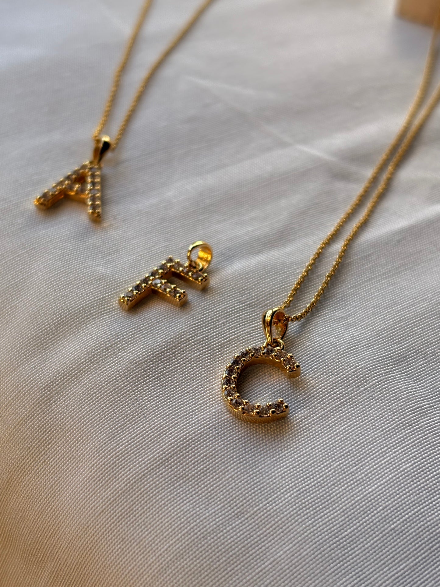 Collar inicial con circones