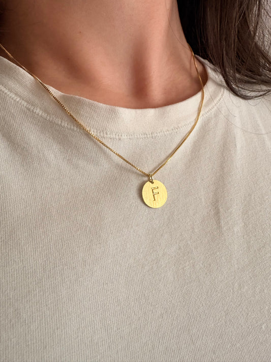 Collar inicial medalla