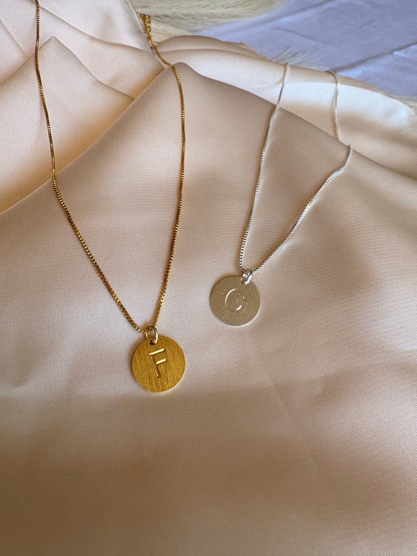 Collar inicial medalla