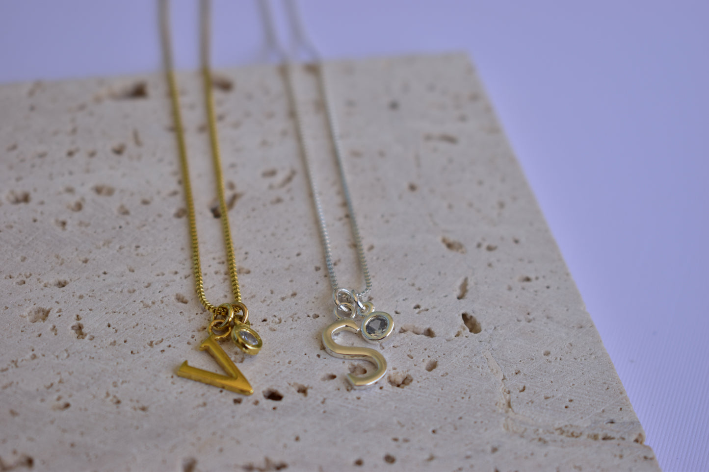 Collar inicial con punto de luz