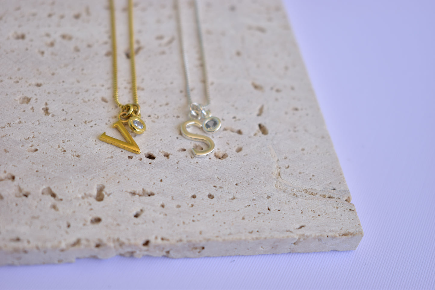 Collar inicial con punto de luz