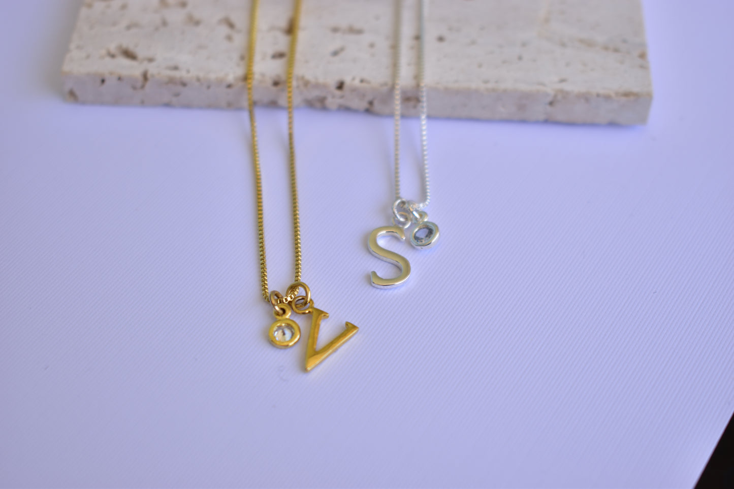 Collar inicial con punto de luz
