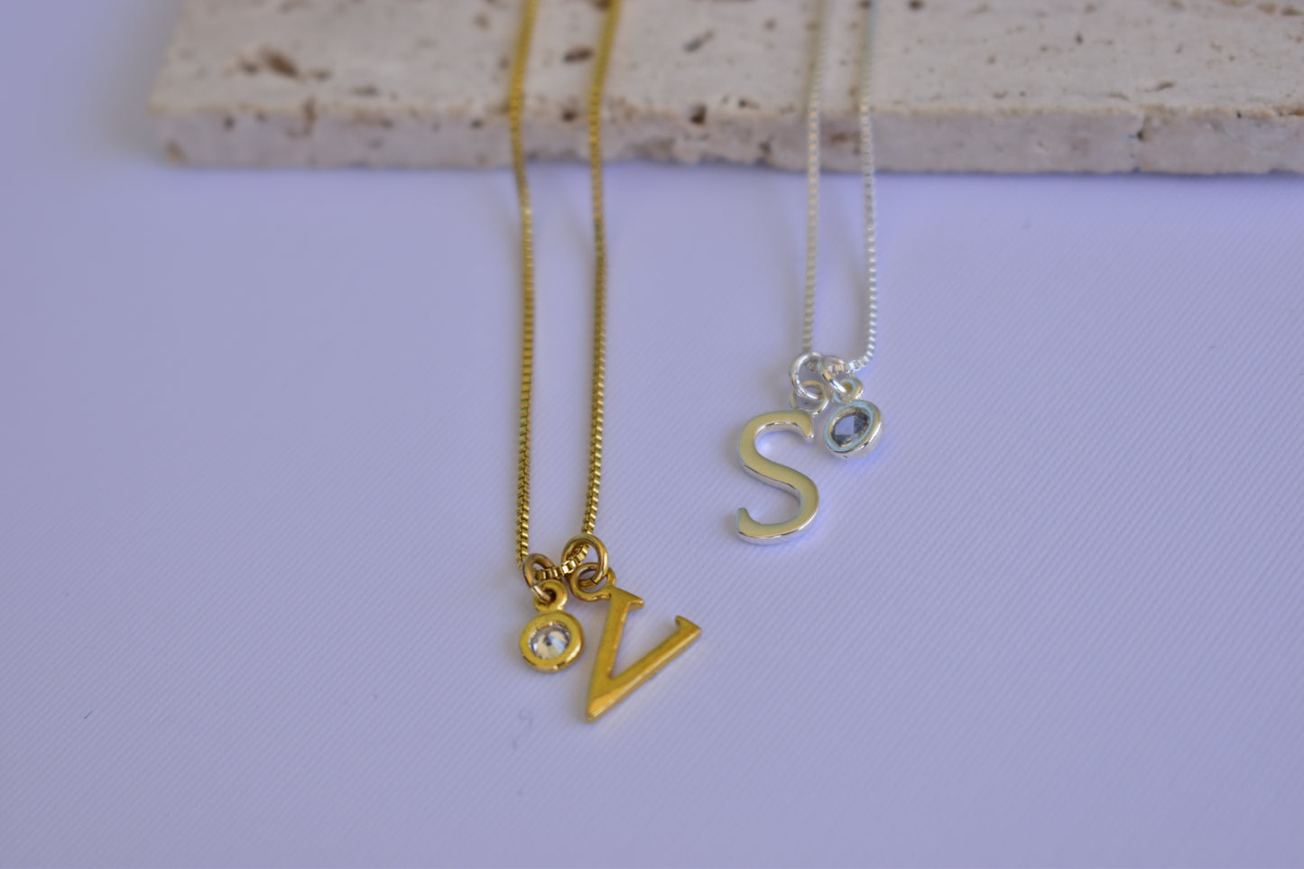 Collar inicial con punto de luz