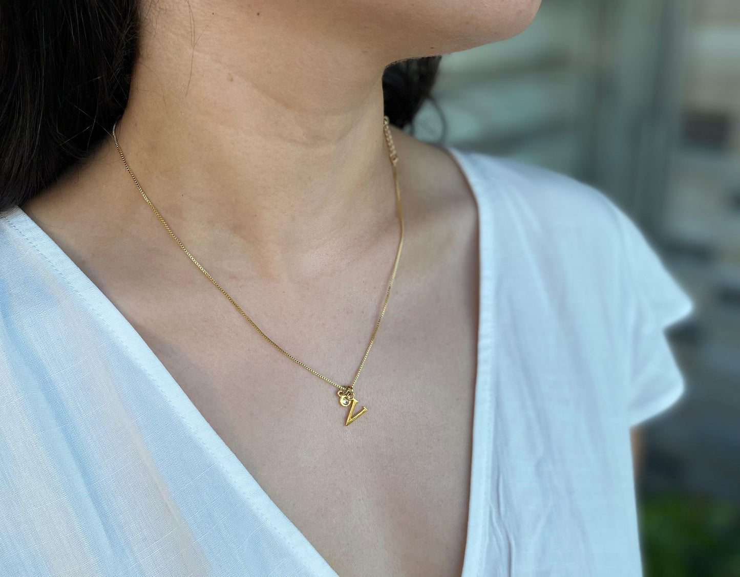 Collar inicial con punto de luz