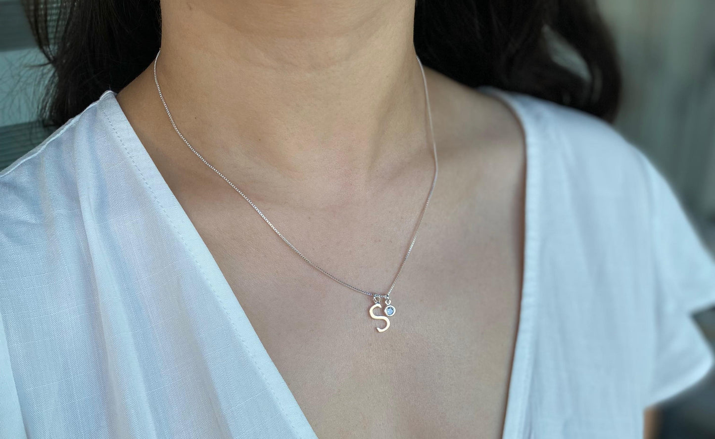 Collar inicial con punto de luz