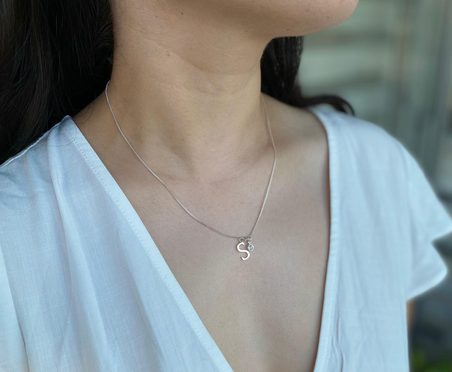 Collar inicial con punto de luz